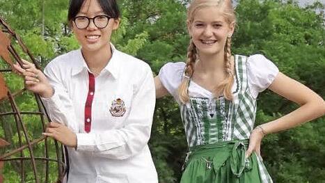 Einem chinesischen Sprichwort nach, ist der kürzeste Weg zwischen zwei Menschen ein Lächeln. Diese kulturelle Lektion haben Katrin Habermann und ihre Austauschpartnerin Zi Han Wang schon gelernt.. Foto: Eckert