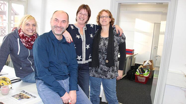 Ein herzliches Willkommen: Michaela Stumpf (MainPost) begrüßt die Redakteure der KITZINGER: Nina Grötsch, Ralf Dieter und Daniela Röllinger. Foto: Diana Fuchs