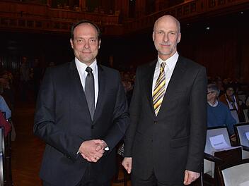 Begrüßung vor der Podiumsdiskussion: Oberbürgermeister Kay Blankenburg (rechts) und sein Gegenkandidat Michael Heppes. Foto: Isolde Krapf