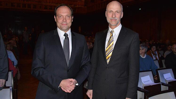 Begrüßung vor der Podiumsdiskussion: Oberbürgermeister Kay Blankenburg (rechts) und sein Gegenkandidat Michael Heppes. Foto: Isolde Krapf