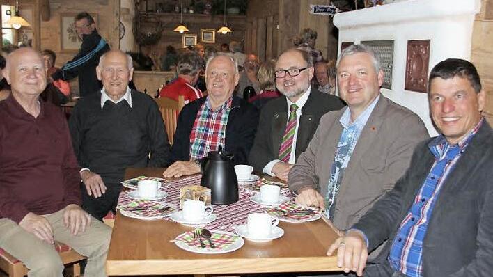 Die beiden Begründer der Patenschaft, Ludwig Schnirzer, und Rolf Feulner (links außen), mit ihren Bürgermeister-Nachfolgern, Klaus Knapp, Robert Herrmann, Jürgen Hennemann und Vize-Bürgermeister Karl Eberharter (weiter von links) fühlten sich im Ambiente des "Stadl" sichtlich wohl.Fotos: Ralf Kestel