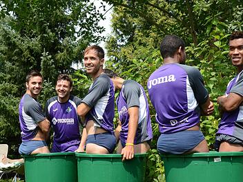 Wenn Profis kneippen: Spieler des FC Getafe inWenn Profis kneippen: Spieler des FC Getafe in der Eistonne. der Eistonne. Fotos: Jürgen Schmitt