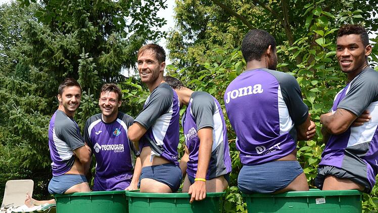 Wenn Profis kneippen: Spieler des FC Getafe inWenn Profis kneippen: Spieler des FC Getafe in der Eistonne. der Eistonne. Fotos: Jürgen Schmitt