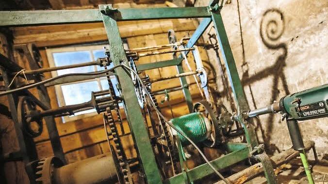 Die Bohrmaschine zieht jeden Tag automatisch die Turmuhr auf. Gebaut hat die Konstruktion der Kronacher Apotheker Gerhard Spörl.