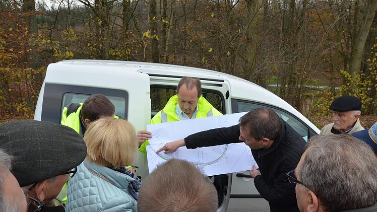 Bürgermeister Marco Steiner erklärt die Planung für einen Radweg zwischen Waldsachsen und der Kläranlage.