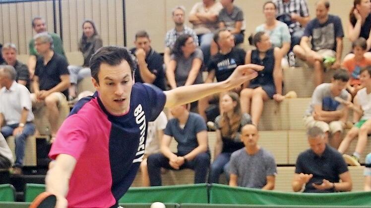 Nach der Strukturreform treffen die Frauen der SpVgg Erlangen und des TSV Ebermannstadt, der kürzlich sechs Tischtennis-Profis zu Gast hatte (im Bild Österreichs Nummer 1 Stefan Fegerl), zumindest laut der vorläufigen Einteilung in der Bezirksoberliga aufeinander.  Foto: Daniel Ruppert
