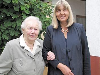 Bürgermeisterin Birgit Weber überbringt Inge Heerlein, die am Sonntag 90 Jahre alt geworden ist, die Glückwünsche der Stadt.  Foto: Martin Koch
