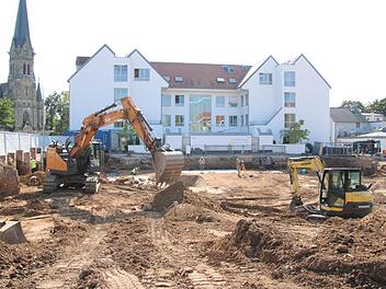 3700 Quadratmeter Wohnfläche entstehen an der Ecke Birkenfelderstraße/Zweibrückenstraße. Doch bevor in die Höhe gebaut werden kann, suchen Archäologen im Untergrund nach Überresten der Forchheimer Festungsanlage. Fotos: Ekkehard Roepert