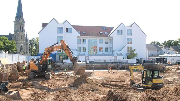 3700 Quadratmeter Wohnfläche entstehen an der Ecke Birkenfelderstraße/Zweibrückenstraße. Doch bevor in die Höhe gebaut werden kann, suchen Archäologen im Untergrund nach Überresten der Forchheimer Festungsanlage. Fotos: Ekkehard Roepert