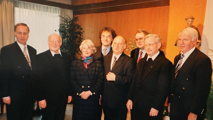 Diakon Axel Mager (4. von rechts) hatte bei der Feier seines Silbernen Weihejubiläums im Pfarrheim von Bad Kissingen zahlreiche prominente Gäste.