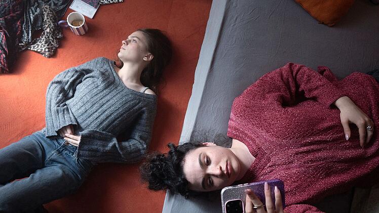 Jasmin (Mariella Aumann, links), die Tochter der Vermissten, und ihre Freundin Selma (Anna Shirin Habedank) haben auf Social Media einen Suchaufruf gestartet.