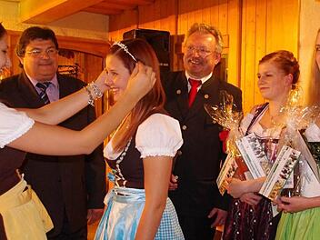 Die scheidende Weinkönigin Anna Stadelmann (links) krönte ihre Nachfolgerin Melanie Hofmann (Dritte von links). Mit im Bild sind (ab Zweiter von links) der Vorsitzende der Aktionsgemeinschaft Markt Pressig, Wolfgang Förtsch, Bürgermeister Hans Pietz sowie die neuen Weinprinzessinnen Anja Zwosta und Anna Schuberth.   Foto: Heike Schülein
