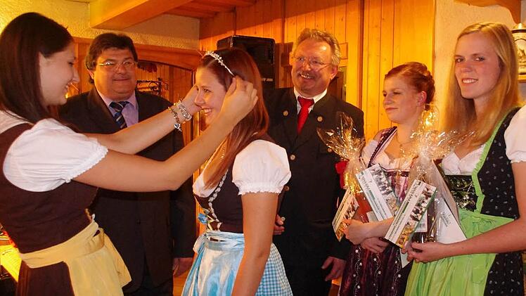 Die scheidende Weinkönigin Anna Stadelmann (links) krönte ihre Nachfolgerin Melanie Hofmann (Dritte von links). Mit im Bild sind (ab Zweiter von links) der Vorsitzende der Aktionsgemeinschaft Markt Pressig, Wolfgang Förtsch, Bürgermeister Hans Pietz sowie die neuen Weinprinzessinnen Anja Zwosta und Anna Schuberth.   Foto: Heike Schülein