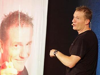 Michl Müller präsentiert sein neues Programm in Arnshausen und erntet wie immer den stürmischen Applaus der Fans. Dabei hat er schwer verdauliche Kost im Gepäck. Fotos: Klaus Werner