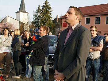 Tief durchatmen musste der neue Rauhenebracher Bürgermeister Matthias Bäuerlein (Dritter von rechts) bei der Bekanntgabe des mit Spannung erwarteten und knappen Wahlergebnisses zu seinen Gunsten. Er ist neuer Bürgermeister in der Steigerwald-Gemeinde.  Fotos: Sabine Weinbeer