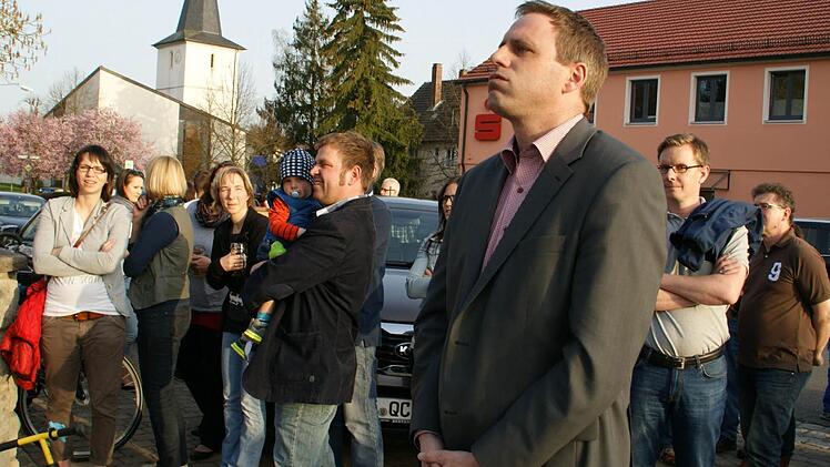 Tief durchatmen musste der neue Rauhenebracher Bürgermeister Matthias Bäuerlein (Dritter von rechts) bei der Bekanntgabe des mit Spannung erwarteten und knappen Wahlergebnisses zu seinen Gunsten. Er ist neuer Bürgermeister in der Steigerwald-Gemeinde.  Fotos: Sabine Weinbeer