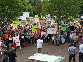Der Protestzug versammelt sich vor der Schwedenberghalle.Fotos: Arkadius Guzy