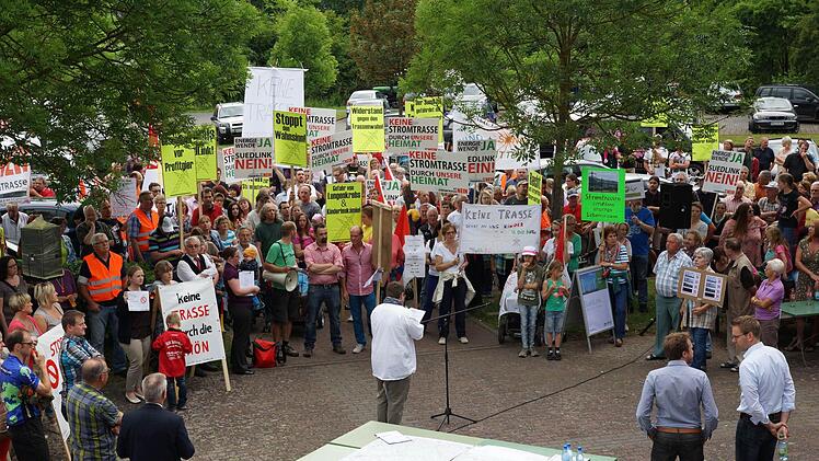 Der Protestzug versammelt sich vor der Schwedenberghalle.Fotos: Arkadius Guzy