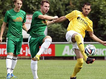 Der Ebensfelder Benedikt Quinger (rechts) leitete den Ball zu einem Mitspieler weiter. Die Dörfleinser Max Markewitz und Jonas Jäger können nicht eingreifen. Foto: sportpress