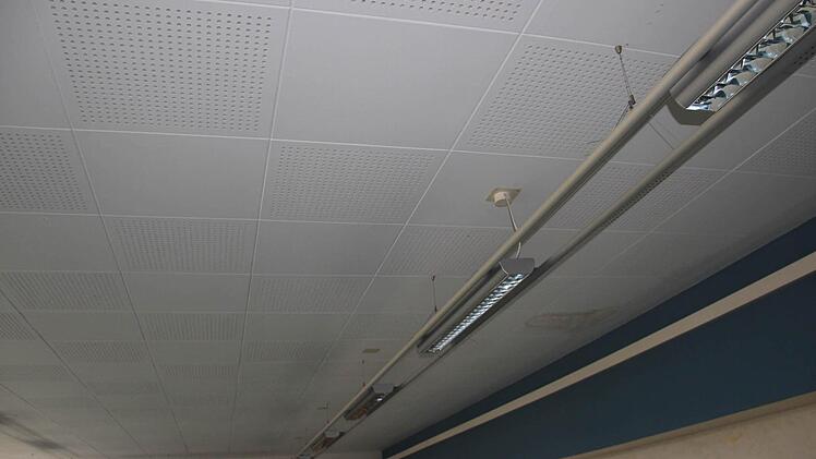 Die Gipskartonplatten und die Lampen müssen zur Betonsanierung entfernt werden. Die Leuchtkörper sollen wiederverwendet werden.