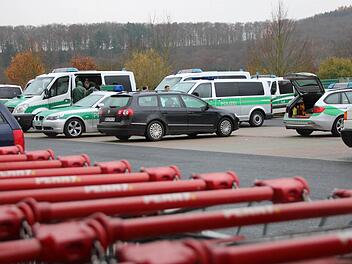Von einem Supermarktparkplatz im Großenbracher Gewerbegebiet Mangelsfeld koordiniert die Einsatzleitung der Polizei die Großfahndung. Foto: Benedikt Borst
