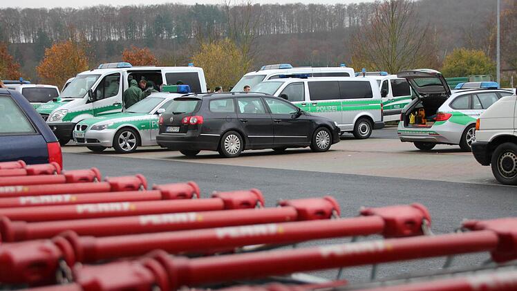 Von einem Supermarktparkplatz im Großenbracher Gewerbegebiet Mangelsfeld koordiniert die Einsatzleitung der Polizei die Großfahndung. Foto: Benedikt Borst