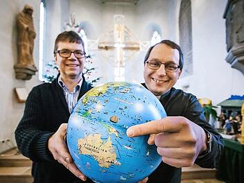 Martin Gundermann (links) und Christoph Teille zeigen in der Kronacher Christuskirche, wo sie ihre Reise hinführen wird. Links von Teilles Zeigefinger ist die Insel Guinea zu sehen. Der Ostteil des Eilands ist Papua.  Foto: Hendrik Steffens