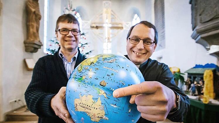 Martin Gundermann (links) und Christoph Teille zeigen in der Kronacher Christuskirche, wo sie ihre Reise hinführen wird. Links von Teilles Zeigefinger ist die Insel Guinea zu sehen. Der Ostteil des Eilands ist Papua.  Foto: Hendrik Steffens