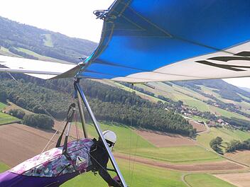 Lothar Lassock beim Flug mit dem Drachen über das Kulmbacher Land. Foto: privat