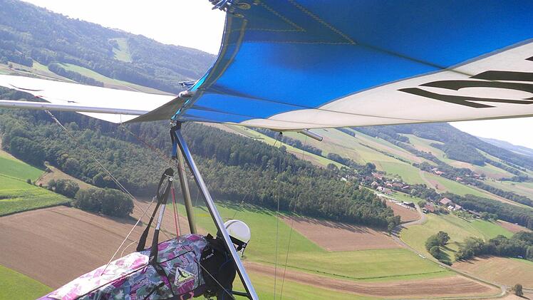 Lothar Lassock beim Flug mit dem Drachen über das Kulmbacher Land. Foto: privat