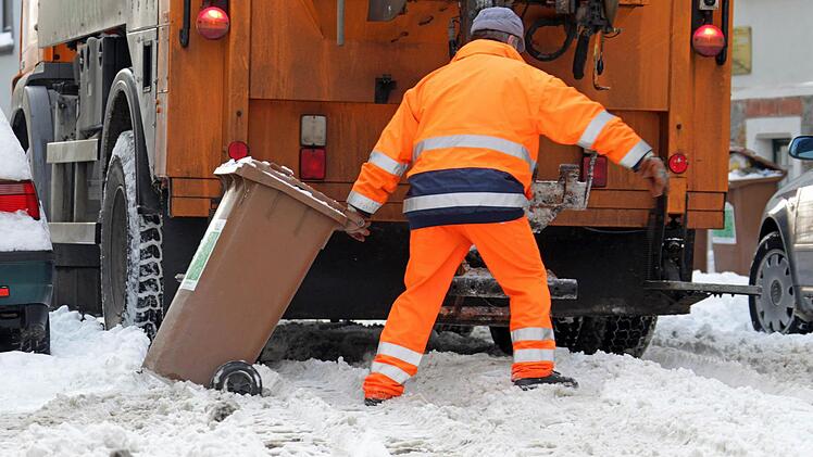 Kein Spaß bei Eis und Schnee: die Arbeit der Müllabfuhr im Winter. Foto: Jan Woitas