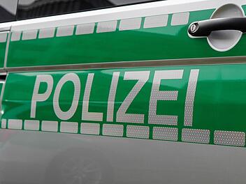 Gleich mehrfache hatte ein Unbekannter sein Auto gegen eine Leitplanke am Kreisverkehr in Selb gesetzt. Dann hatte er das Auto stehen lassen und floh. Symbolfoto: Christopher Schulz