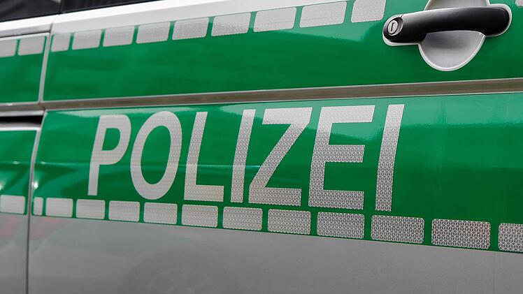 Gleich mehrfache hatte ein Unbekannter sein Auto gegen eine Leitplanke am Kreisverkehr in Selb gesetzt. Dann hatte er das Auto stehen lassen und floh. Symbolfoto: Christopher Schulz