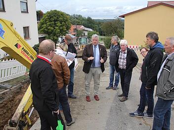 Im Stadtteil Kurzewind informierten Bürgermeister Jürgen Hennemann (Mitte) und Bauamtsleiter Martin Lang (links daneben), die Mitglieder des Bauausschusses über den Stand der Baumaßnahme und zusätzlich erforderloich gewordenen Maßnahmen an der Ortsstraße. Foto: Helmut Will