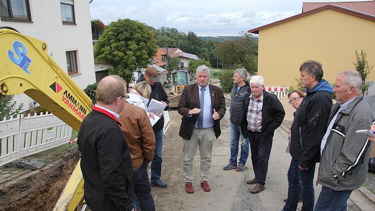 Im Stadtteil Kurzewind informierten Bürgermeister Jürgen Hennemann (Mitte) und Bauamtsleiter Martin Lang (links daneben), die Mitglieder des Bauausschusses über den Stand der Baumaßnahme und zusätzlich erforderloich gewordenen Maßnahmen an der Ortsstraße. Foto: Helmut Will