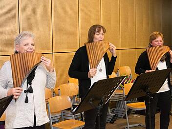 Wilma Rumpel, Marianne Fischer und Anja Katzenberger spielen Panflöte. Foto: Björn Hein/Archiv