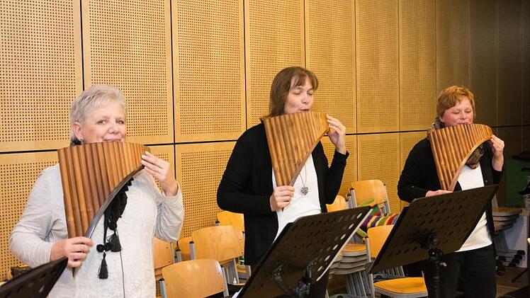 Wilma Rumpel, Marianne Fischer und Anja Katzenberger spielen Panflöte. Foto: Björn Hein/Archiv
