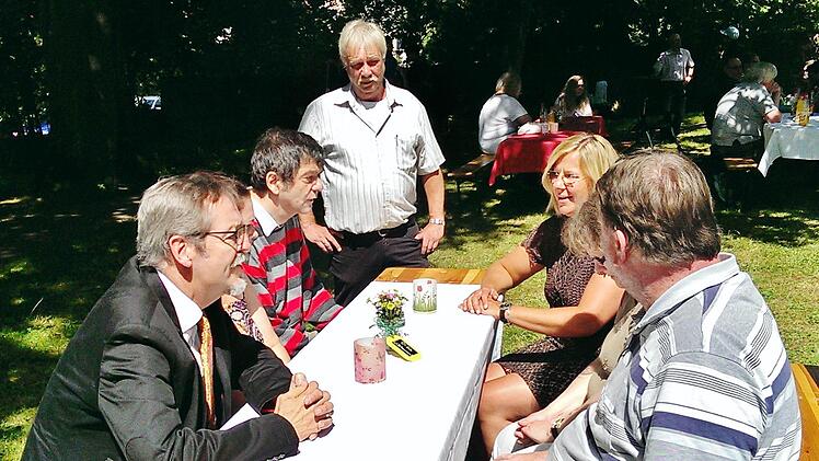 Auch heuer werden Jochen Keßler-Rosa (links), Vorstand des Diakonischen Werks Schweinfurt, und Tagesstättenleiter Jürgen Wolfer (stehend) wieder mit den Gästen des Jubiläumsfestes feiern. Sigismund von Dobschütz/Archiv