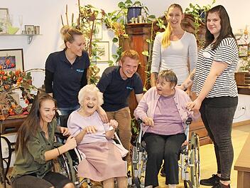 Junge Menschen pflegen Ältere im Seniorenzentrum Martin Luther in Streitberg.  Foto: Carmen Schwind