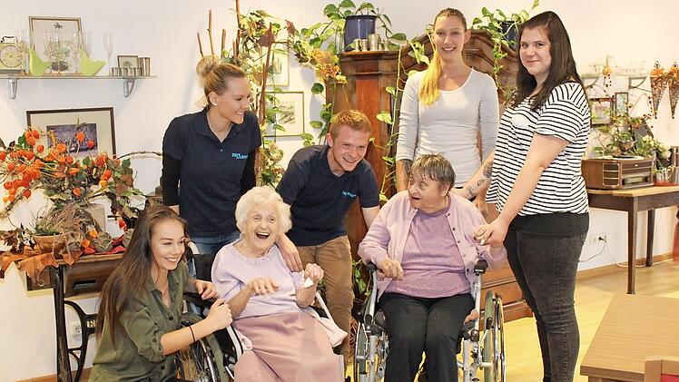 Junge Menschen pflegen Ältere im Seniorenzentrum Martin Luther in Streitberg.  Foto: Carmen Schwind