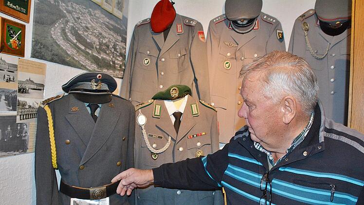 Ein Haus voll mit Uniformen aus aller Welt: Bei Manfred Greck in Ostheim dominiert das Militärische im Wohnhaus. Foto: Hanns Friedrich