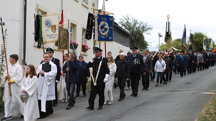 Gemeinsam zog man unter der musikalischen Begleitung der St. Georgen Bläser aus Friesen in Neuengrün ein.  Foto: Michael Wunder