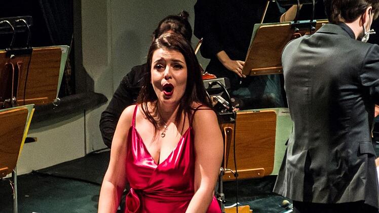 Die Sopranistin Dimitra Kotidou beeindruckte als Solistin beim Sinfoniekonzert im Landestheater Coburg. Unter der Leitung von Johannes Brahms interpretierte sie den Liederzyklus "Les Illuminations" von Benjamin Britten.Foto: Jochen Berger