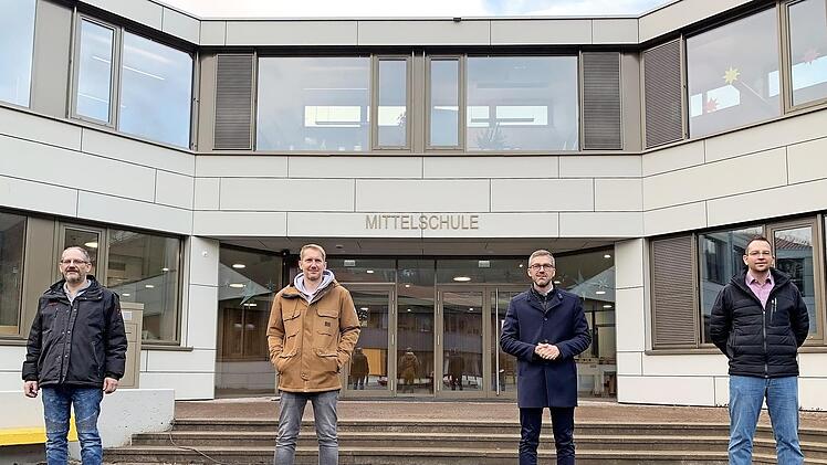 Auf dem Foto (von links) Marco Genzler, stellvertretender Rektor, Peter Karl vom städtischen Baubüro, Bürgermeister Jochen Vogel und Rektor Michael Heyne.   Fotos: Anja Vorndran