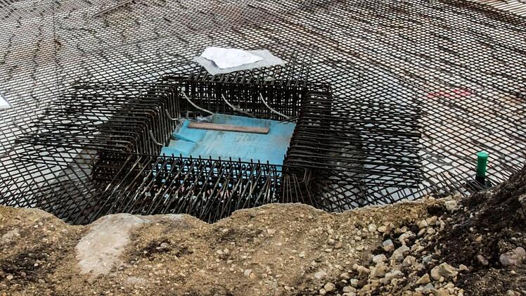 In der Globe-Baugrube sind Arbeiter mit der Armierung beschäftigt, die Voraussetzung ist für das Gießen der Stahlbetonplatte. Im Vordergrund: Blick auf einen der beiden künftigen Aufzugsschächte.Foto: Jochen Berger