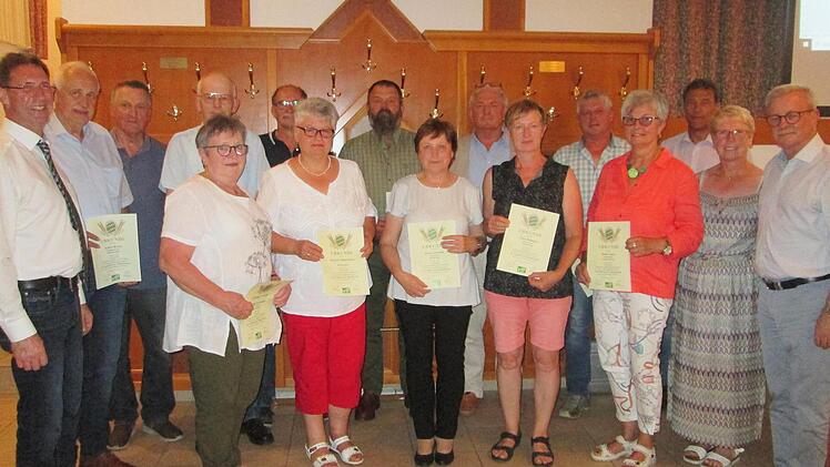 Vorsitzender Norbert Götz (l.) sowie (v. r.) Vize-Landrat Gotthard Schlereth, Frauenvorsitzende Marianne Eisenhauer, Referent Peter Schwappach, dankten für langjährige Treue (vorne v. l.) Gunda Pickelmann, Eleonore Mittelsteiner, Elvira Schlereth,...