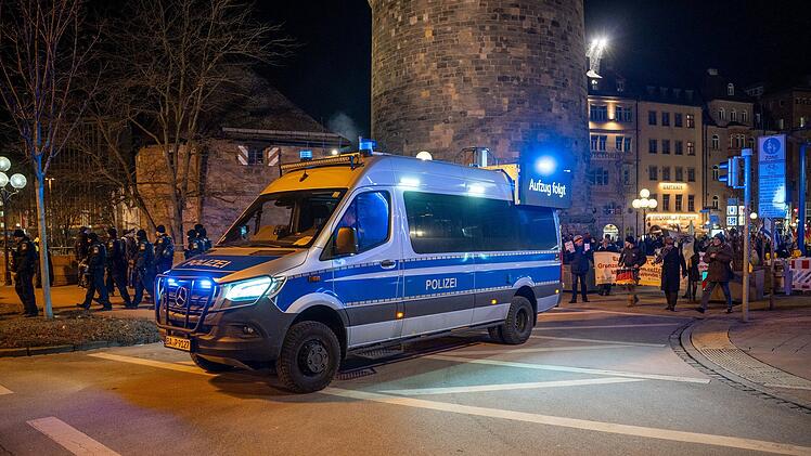 Nürnberg: Aktivisten wollen Demonstration stoppen - Polizei macht Gebrauch von Schlagstock