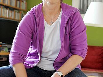 Monika Tremel trommelt dann und wann gerne auf ihrem Cajón.   Foto: Jan Koch
