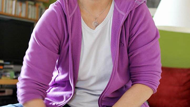 Monika Tremel trommelt dann und wann gerne auf ihrem Cajón.   Foto: Jan Koch
