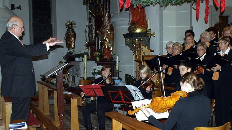 Das Zusammenspiel von Streichquartett und Chor brachte einen Hörgenuss vom Feinsten. Dirigiert von Walter Klose (li) spielten von links Ulrike Speich, Vanessa Götz, Patrick Esser und Elisabeth Esser. Rechts ein Teil der Chorgemeinschaft Steinwiesen/Nurn. Fotos: Susanne Deuerling
